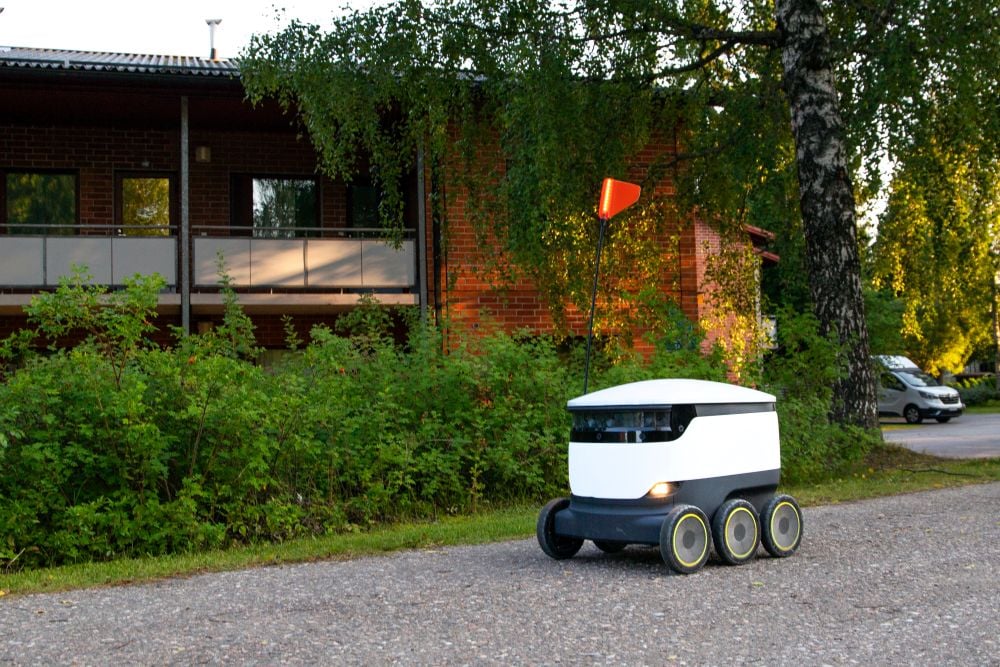 delivery robot on wheels