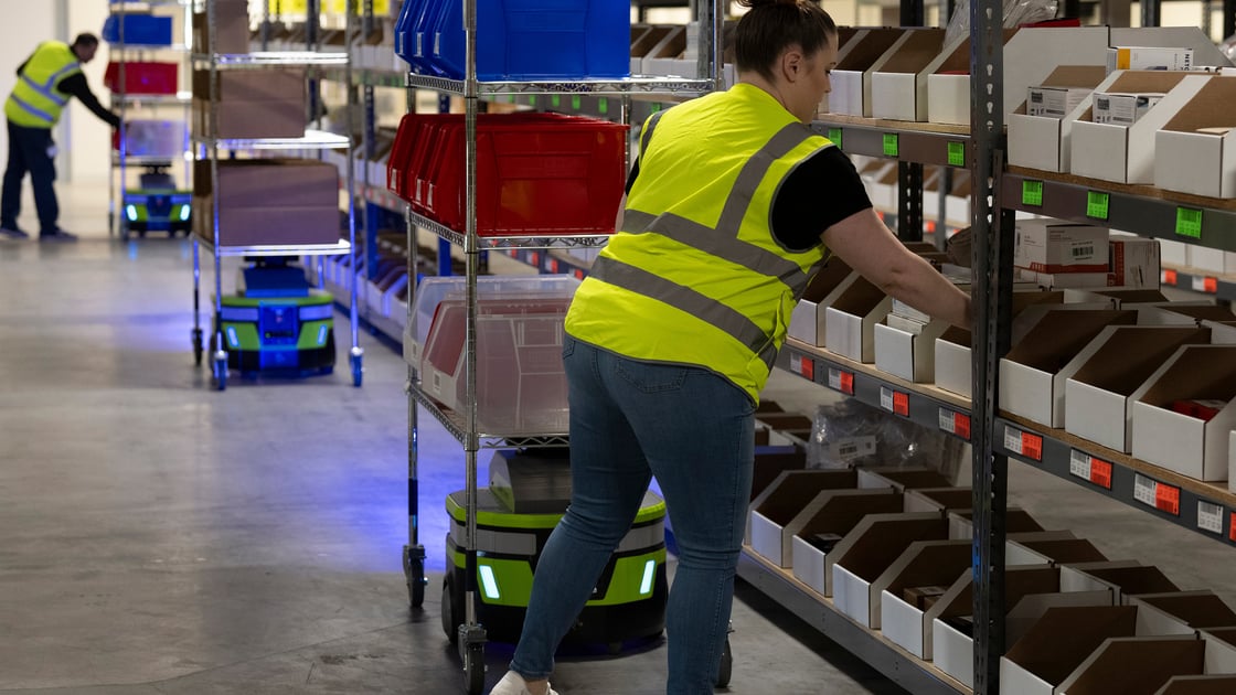 Zebra-Symmetry-Fulfillment-Photography-Application-in-Aisle-Multiple-Robots-Pickers.Jpg - Edited
